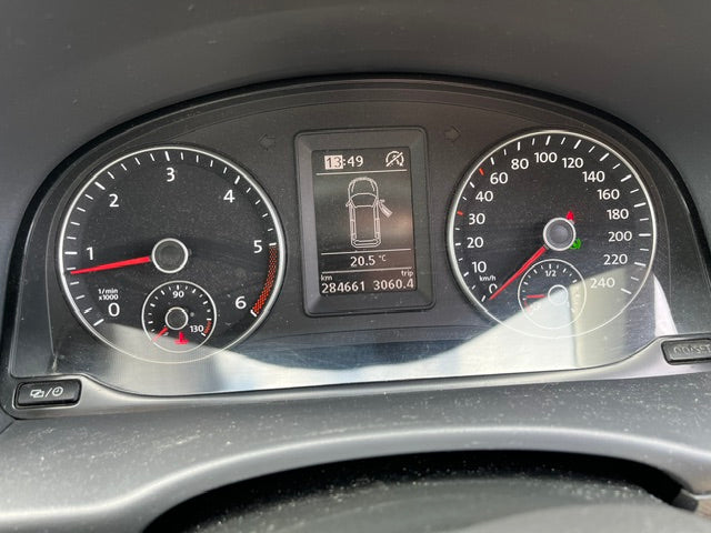 Odometer showing 284,661 kilometres in Volkswagen Caddy