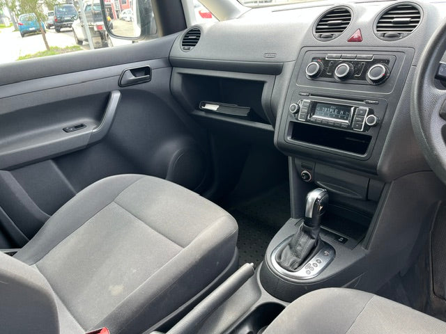 Dashboard and automatic transmission in Volkswagen Caddy