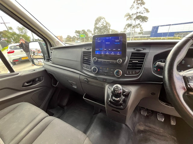 Dashboard and six-speed manual shifter of Ford Transit